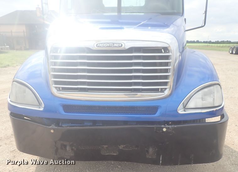 image for item DI4736 2001 Freightliner Columbia  semi truck