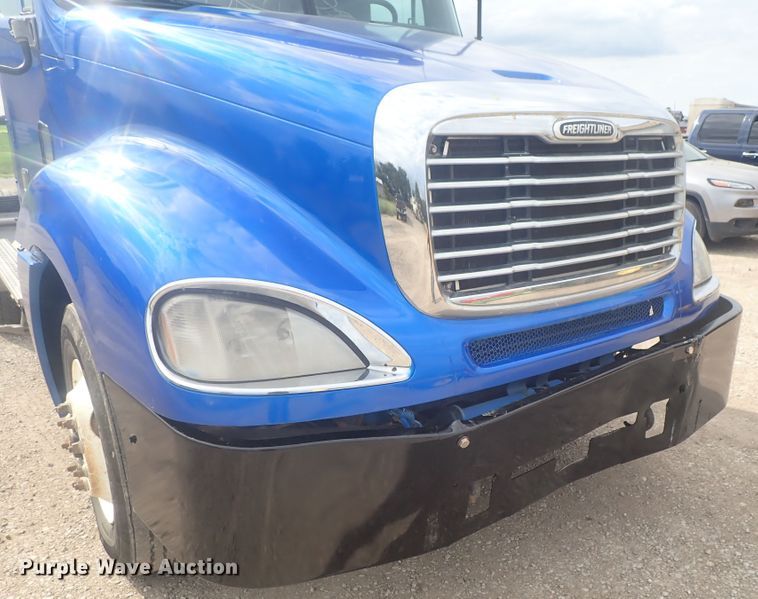 image for item DI4736 2001 Freightliner Columbia  semi truck