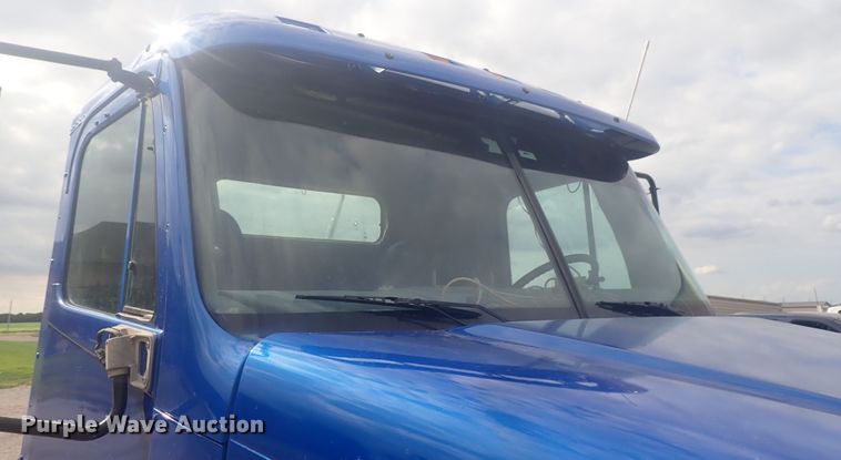 image for item DI4736 2001 Freightliner Columbia  semi truck