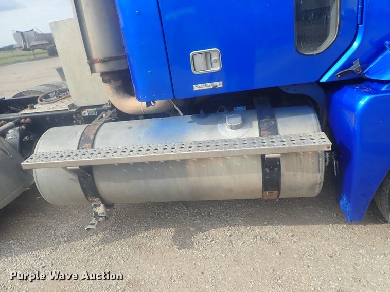 image for item DI4736 2001 Freightliner Columbia  semi truck