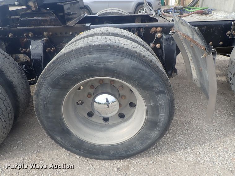 image for item DI4736 2001 Freightliner Columbia  semi truck