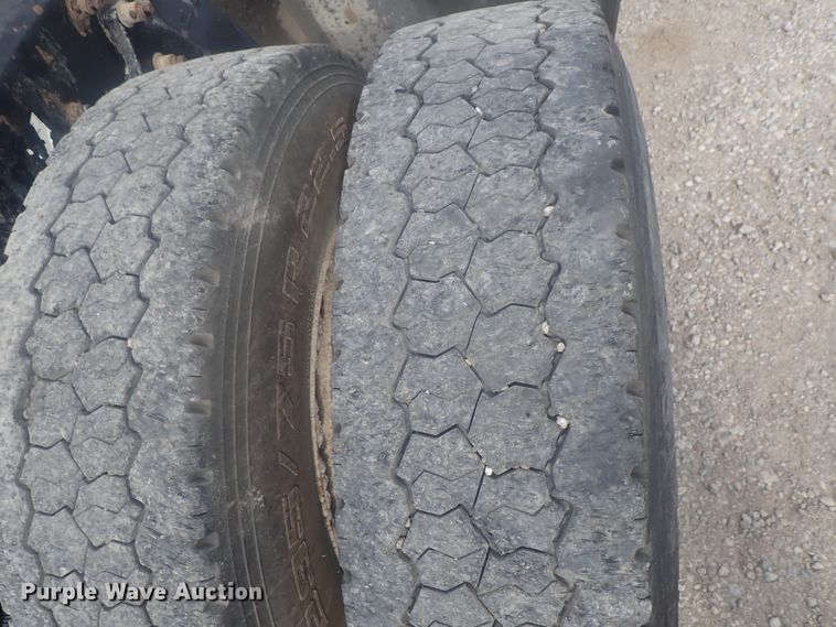 image for item DI4736 2001 Freightliner Columbia  semi truck