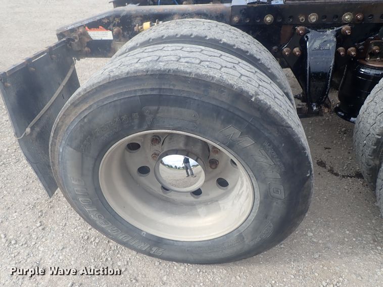 image for item DI4736 2001 Freightliner Columbia  semi truck