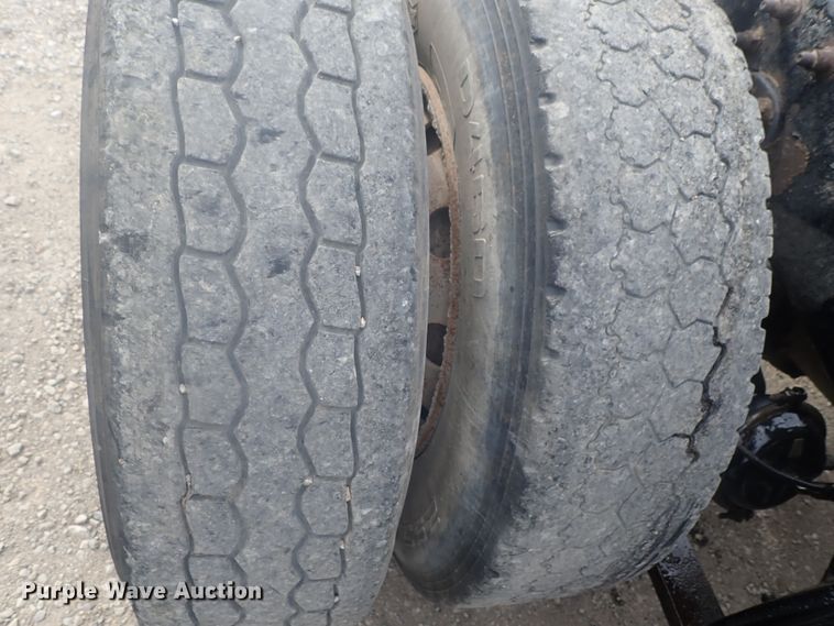 image for item DI4736 2001 Freightliner Columbia  semi truck