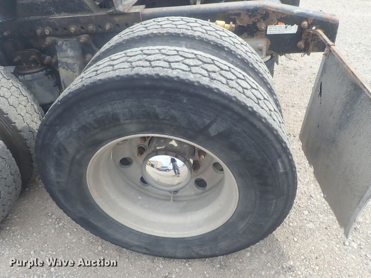 image for item DI4736 2001 Freightliner Columbia  semi truck