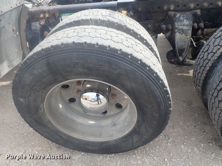 image for item DI4736 2001 Freightliner Columbia  semi truck