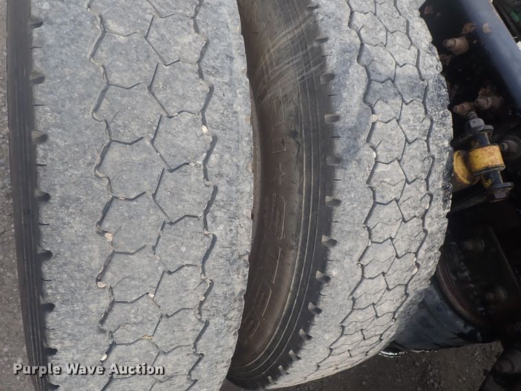 image for item DI4736 2001 Freightliner Columbia  semi truck