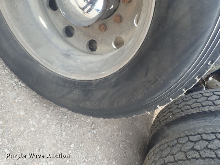 image for item DI4736 2001 Freightliner Columbia  semi truck