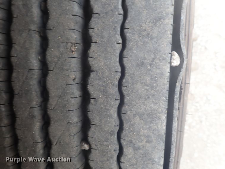 image for item DI4736 2001 Freightliner Columbia  semi truck