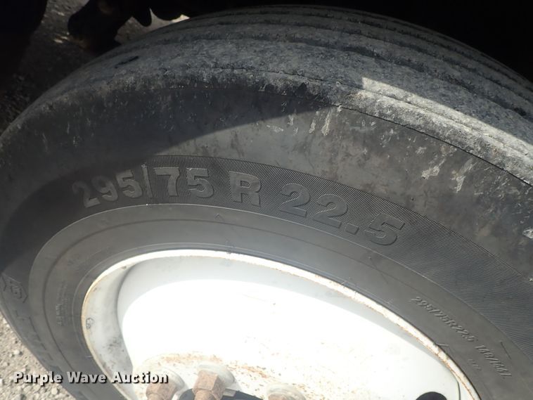 image for item DI4736 2001 Freightliner Columbia  semi truck