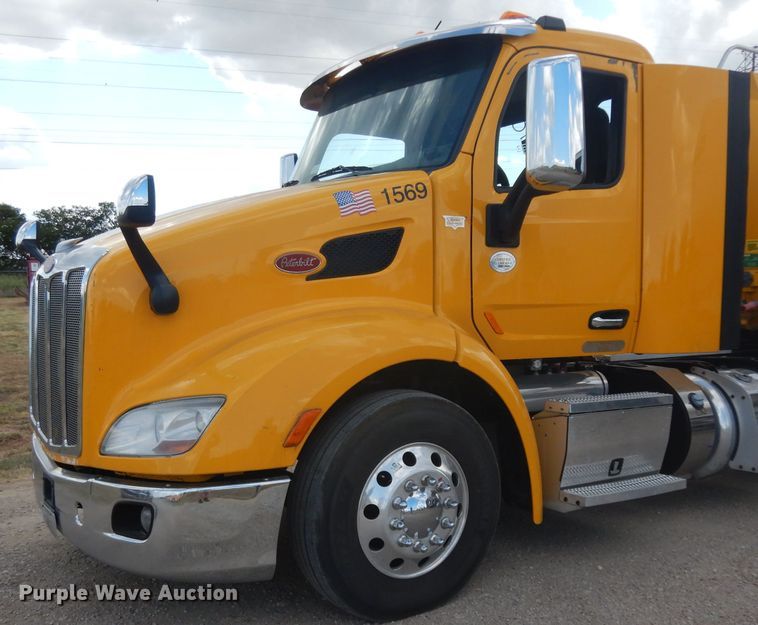 image for item DI8501 2016 Peterbilt 579  semi truck