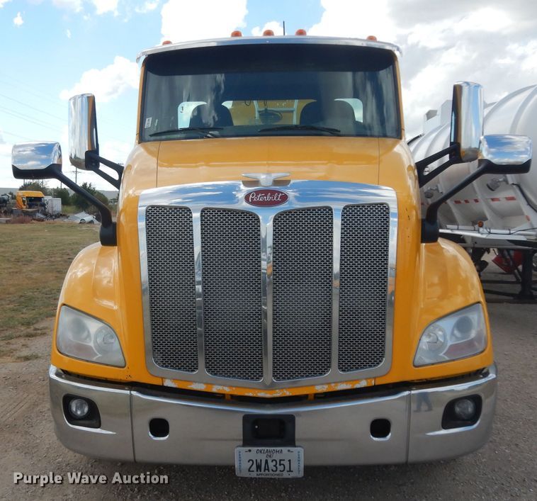 image for item DI8501 2016 Peterbilt 579  semi truck