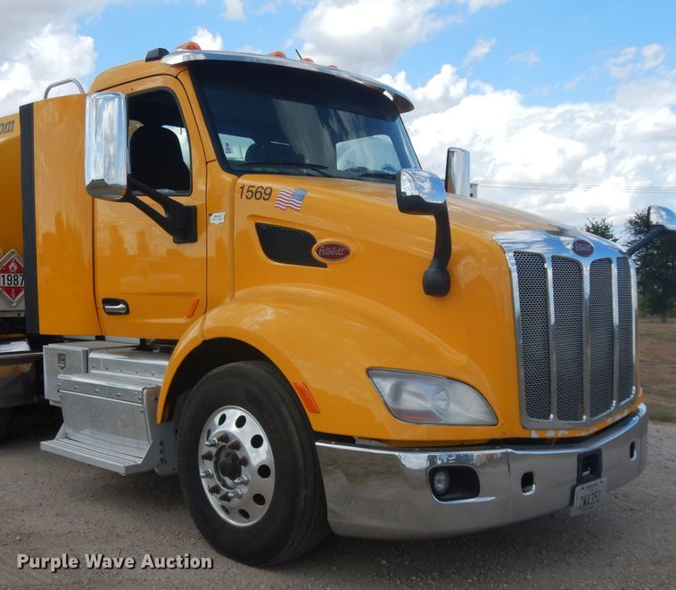 image for item DI8501 2016 Peterbilt 579  semi truck