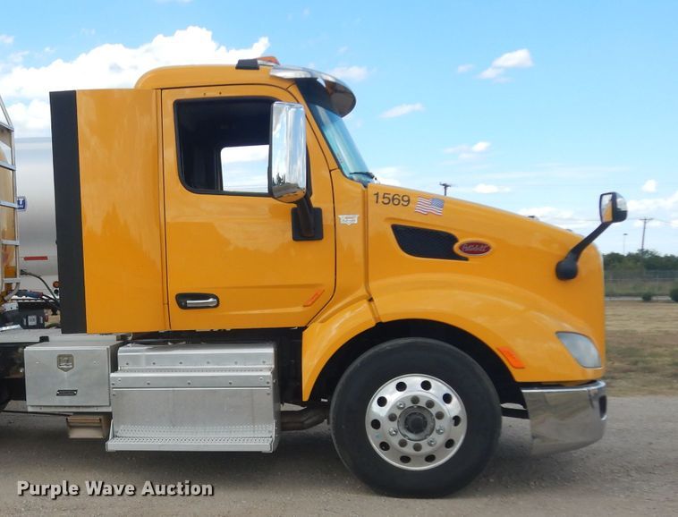 image for item DI8501 2016 Peterbilt 579  semi truck