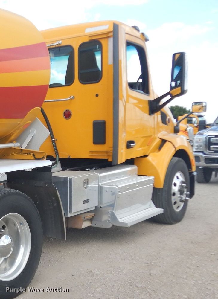 image for item DI8501 2016 Peterbilt 579  semi truck