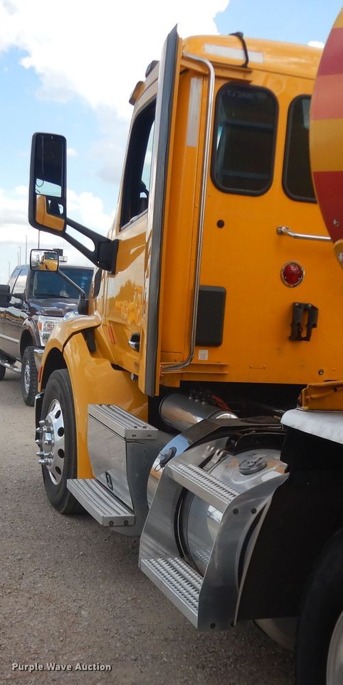 image for item DI8501 2016 Peterbilt 579  semi truck