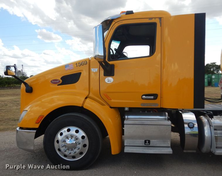image for item DI8501 2016 Peterbilt 579  semi truck