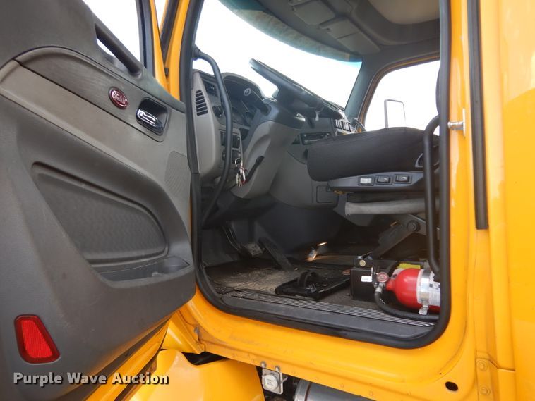 image for item DI8501 2016 Peterbilt 579  semi truck