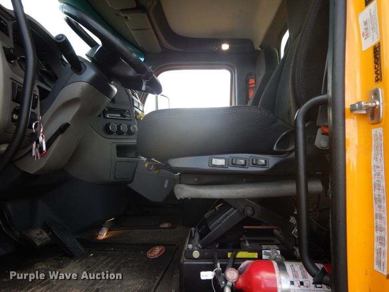 image for item DI8501 2016 Peterbilt 579  semi truck