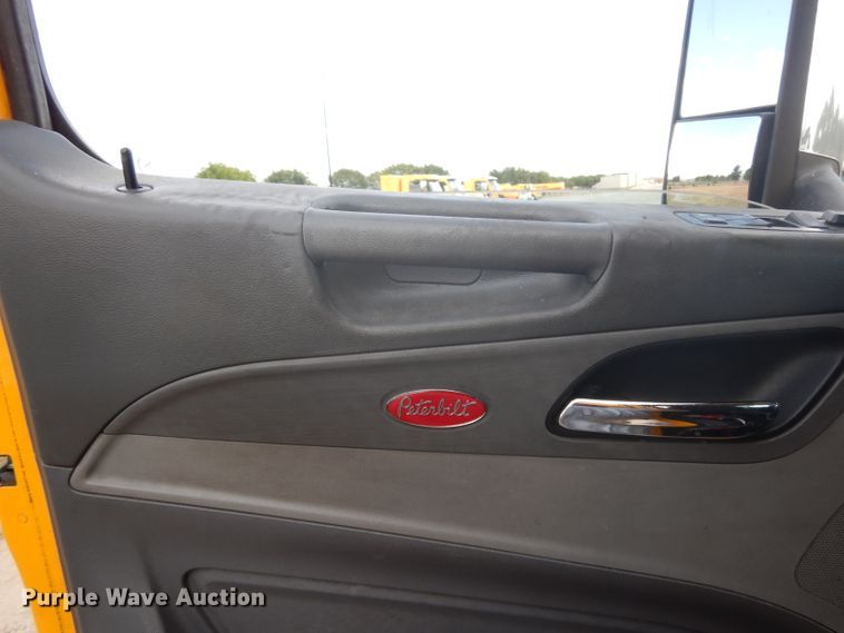 image for item DI8501 2016 Peterbilt 579  semi truck