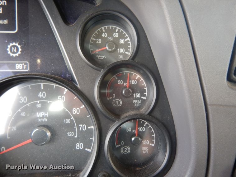 image for item DI8501 2016 Peterbilt 579  semi truck