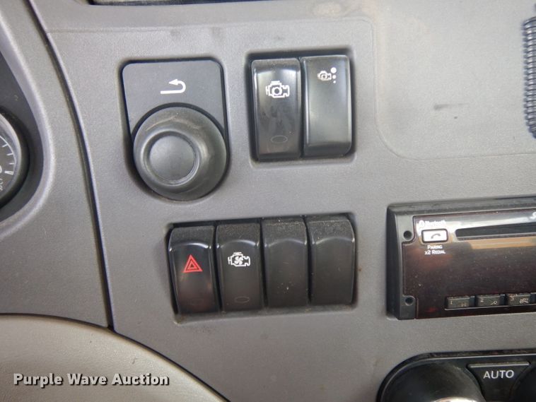 image for item DI8501 2016 Peterbilt 579  semi truck