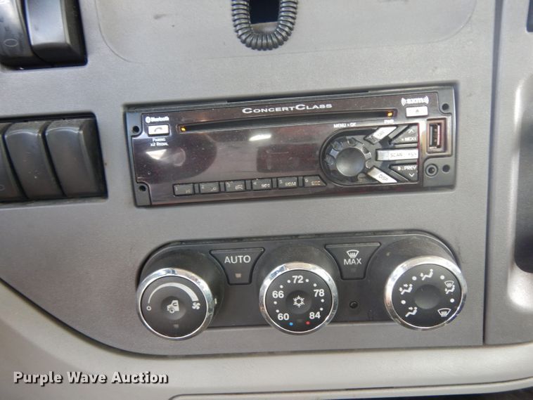 image for item DI8501 2016 Peterbilt 579  semi truck