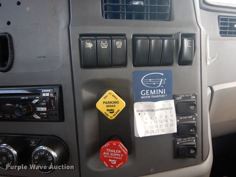 image for item DI8501 2016 Peterbilt 579  semi truck