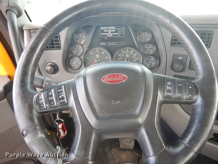 image for item DI8501 2016 Peterbilt 579  semi truck