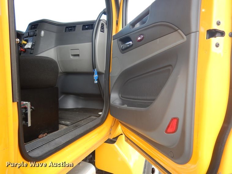 image for item DI8501 2016 Peterbilt 579  semi truck