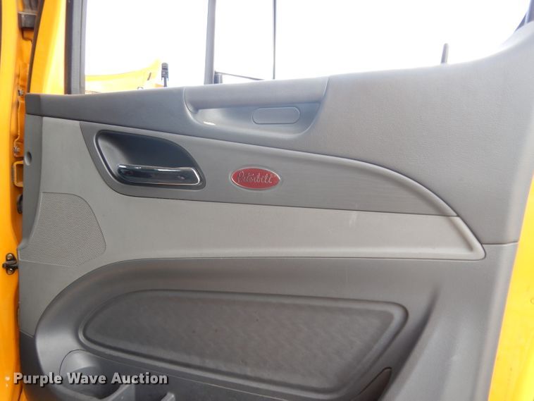 image for item DI8501 2016 Peterbilt 579  semi truck