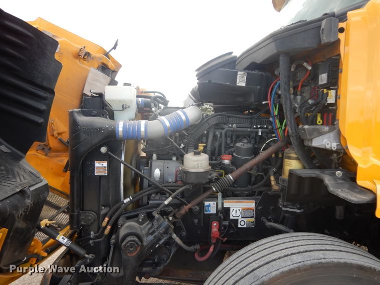 image for item DI8501 2016 Peterbilt 579  semi truck