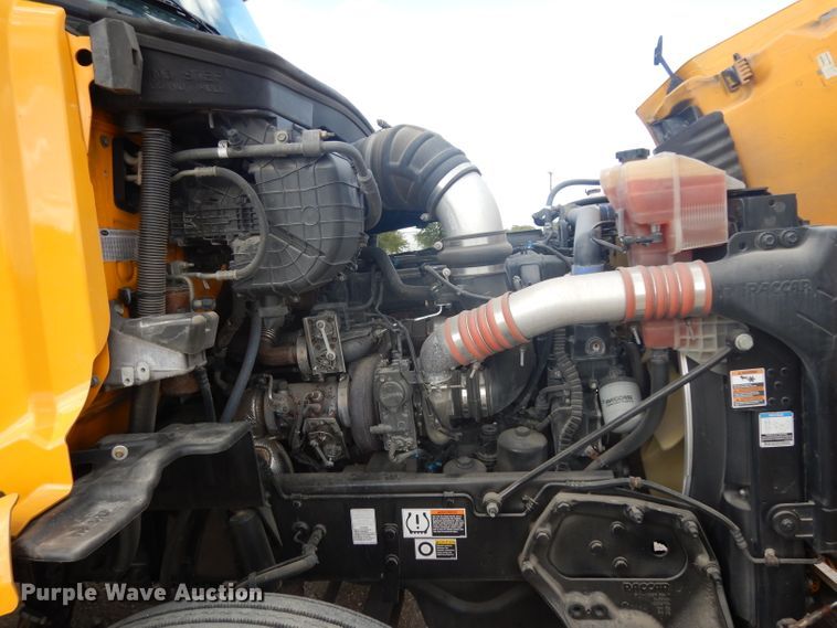 image for item DI8501 2016 Peterbilt 579  semi truck