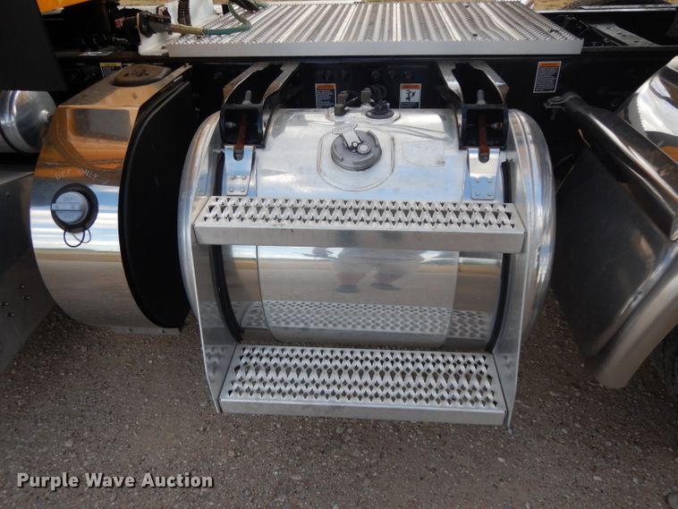 image for item DI8501 2016 Peterbilt 579  semi truck