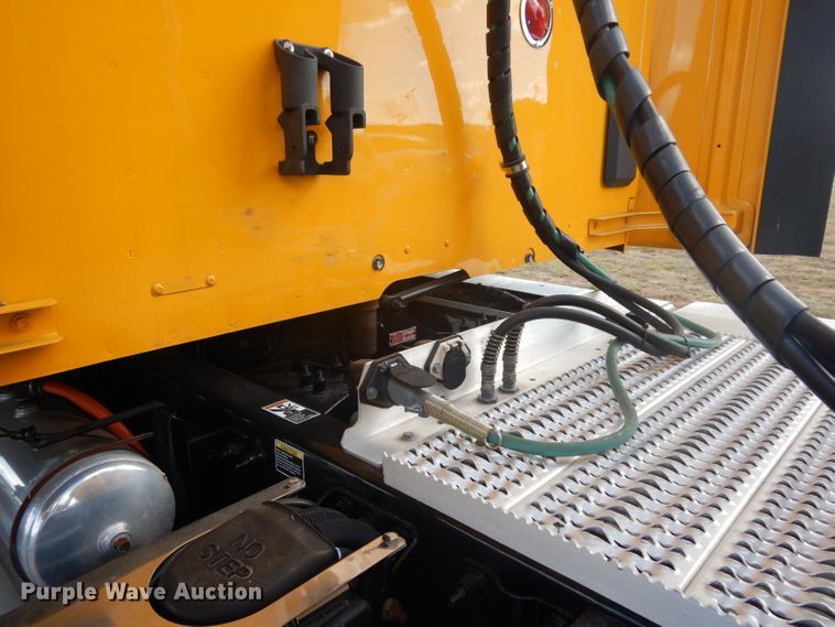 image for item DI8501 2016 Peterbilt 579  semi truck