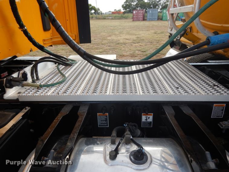 image for item DI8501 2016 Peterbilt 579  semi truck