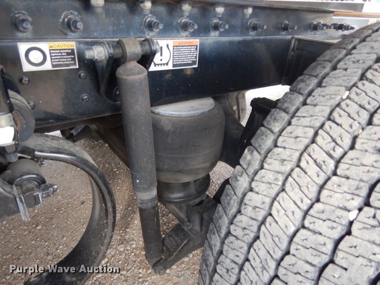 image for item DI8501 2016 Peterbilt 579  semi truck