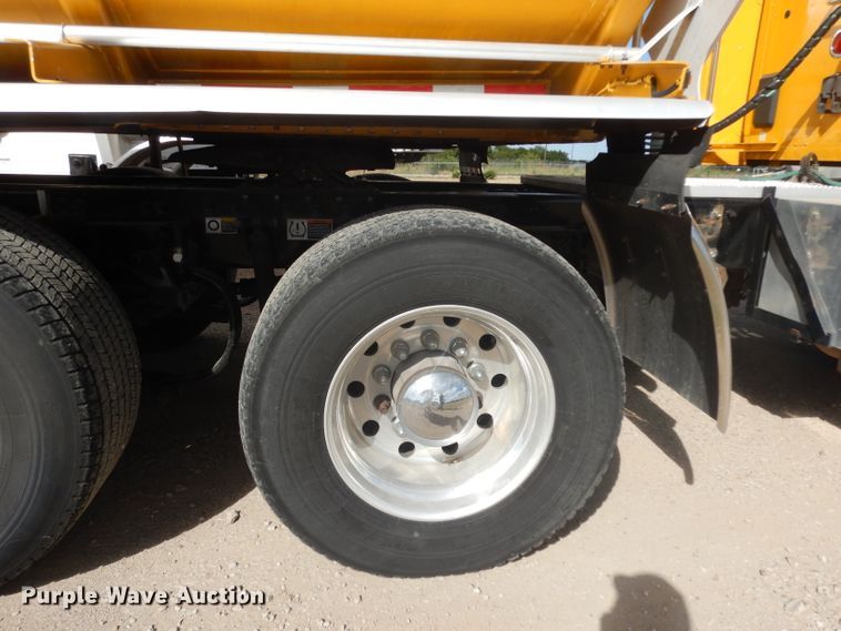 image for item DI8501 2016 Peterbilt 579  semi truck