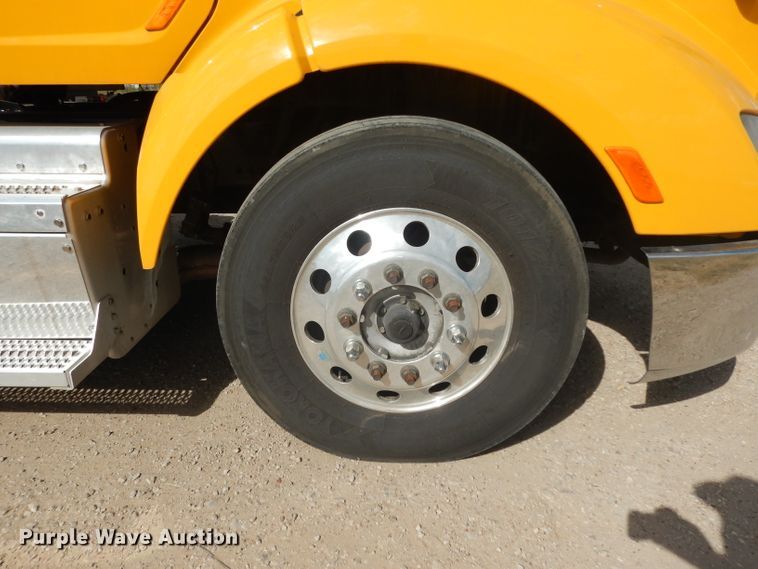 image for item DI8501 2016 Peterbilt 579  semi truck