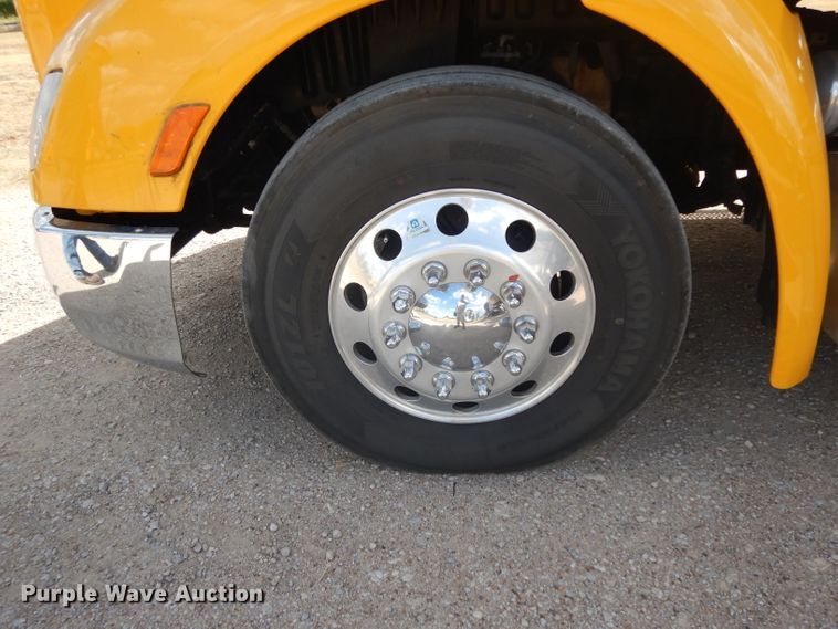 image for item DI8501 2016 Peterbilt 579  semi truck