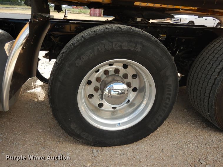 image for item DI8501 2016 Peterbilt 579  semi truck