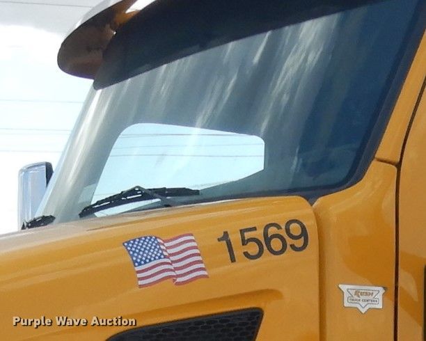 image for item DI8501 2016 Peterbilt 579  semi truck