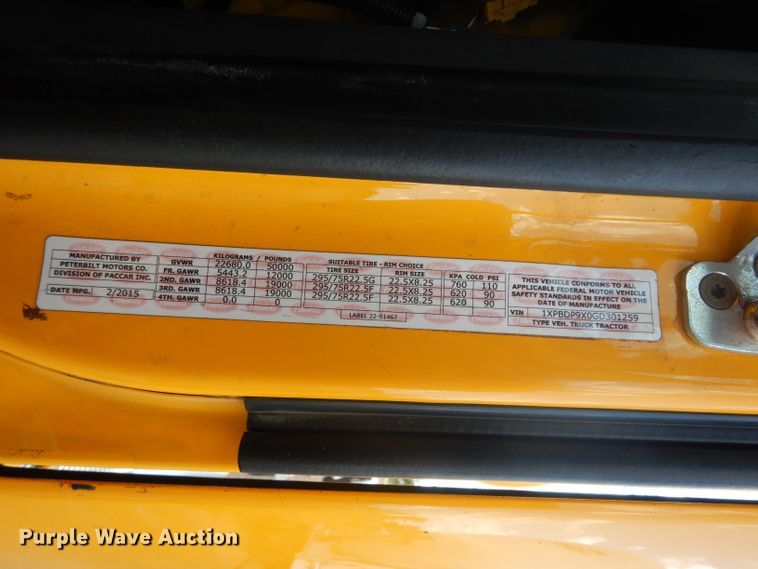 image for item DI8501 2016 Peterbilt 579  semi truck