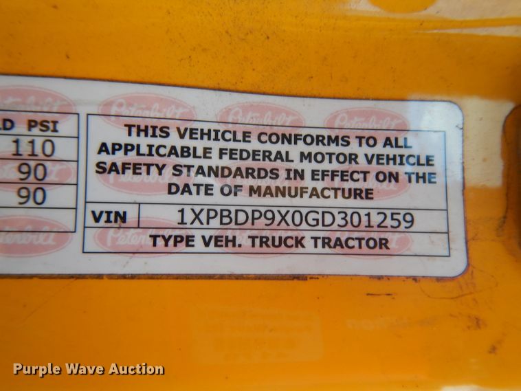 image for item DI8501 2016 Peterbilt 579  semi truck