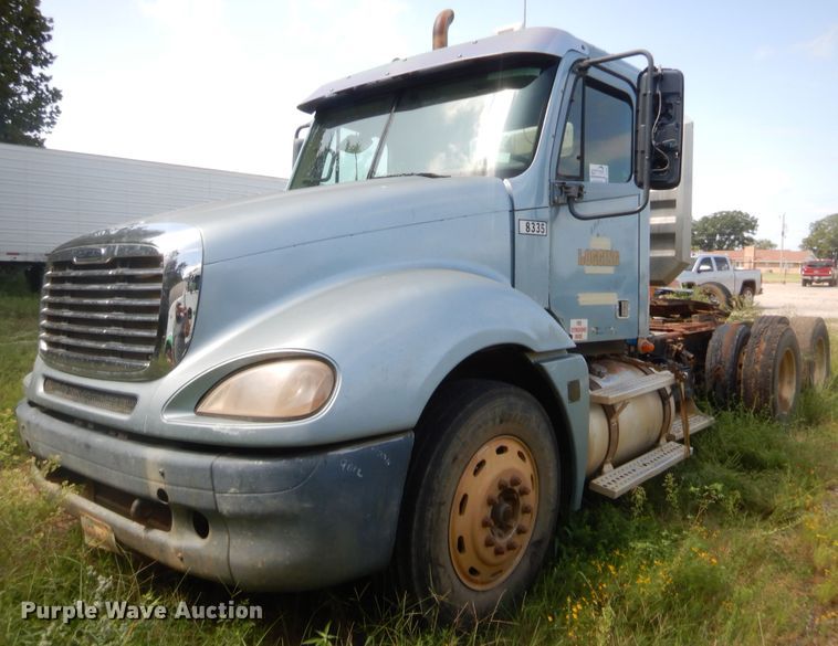 image for item DJ2007 2007 Freightliner Columbia  semi truck