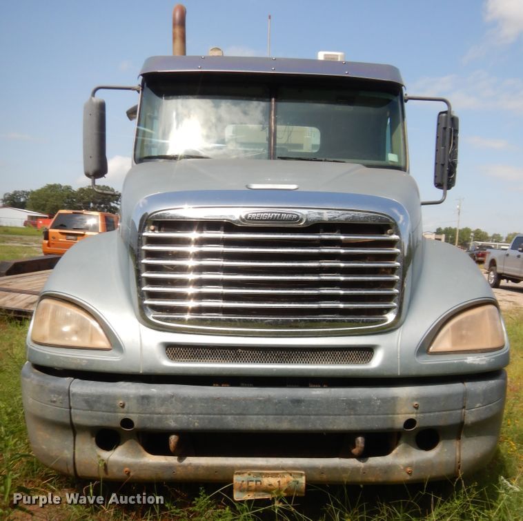 image for item DJ2007 2007 Freightliner Columbia  semi truck