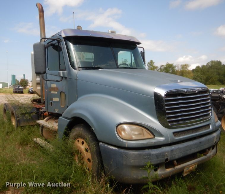 image for item DJ2007 2007 Freightliner Columbia  semi truck