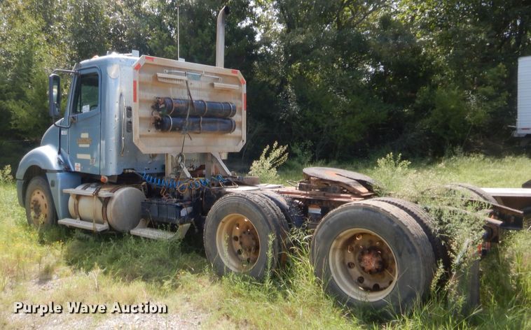 image for item DJ2007 2007 Freightliner Columbia  semi truck