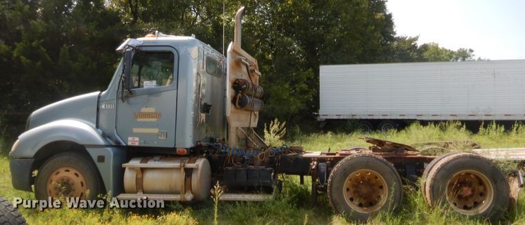image for item DJ2007 2007 Freightliner Columbia  semi truck