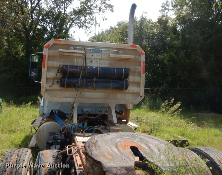 image for item DJ2007 2007 Freightliner Columbia  semi truck